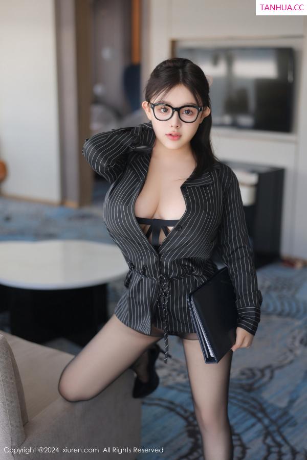 娜娜子呀  [XiuRen]高清写真图 2024.08.16 No.9026 娜娜子yy 黑丝美腿第14张图片